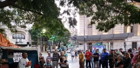 Un grupo de curas llevan tres días de acampe frente a Tribunales para exigir la renuncia de la Corte Suprema de Justicia.