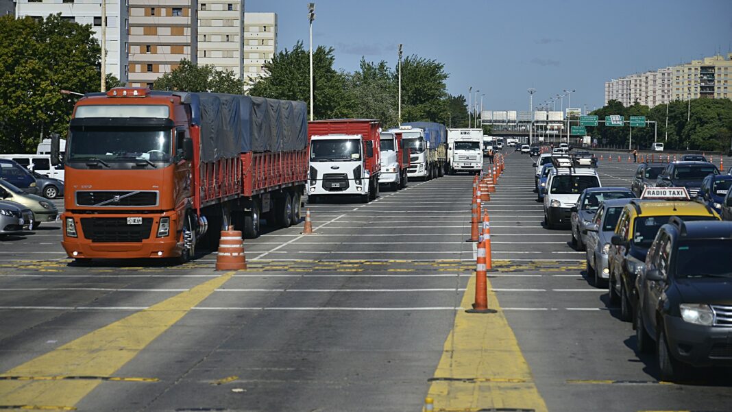 Restringen el tránsito de camiones por rutas y autovías bonaerenses tras el finde largo por el feriado del Día Nacional de la Memoria.