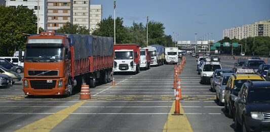 Restringen el tránsito de camiones por rutas y autovías bonaerenses tras el finde largo por el feriado del Día Nacional de la Memoria.