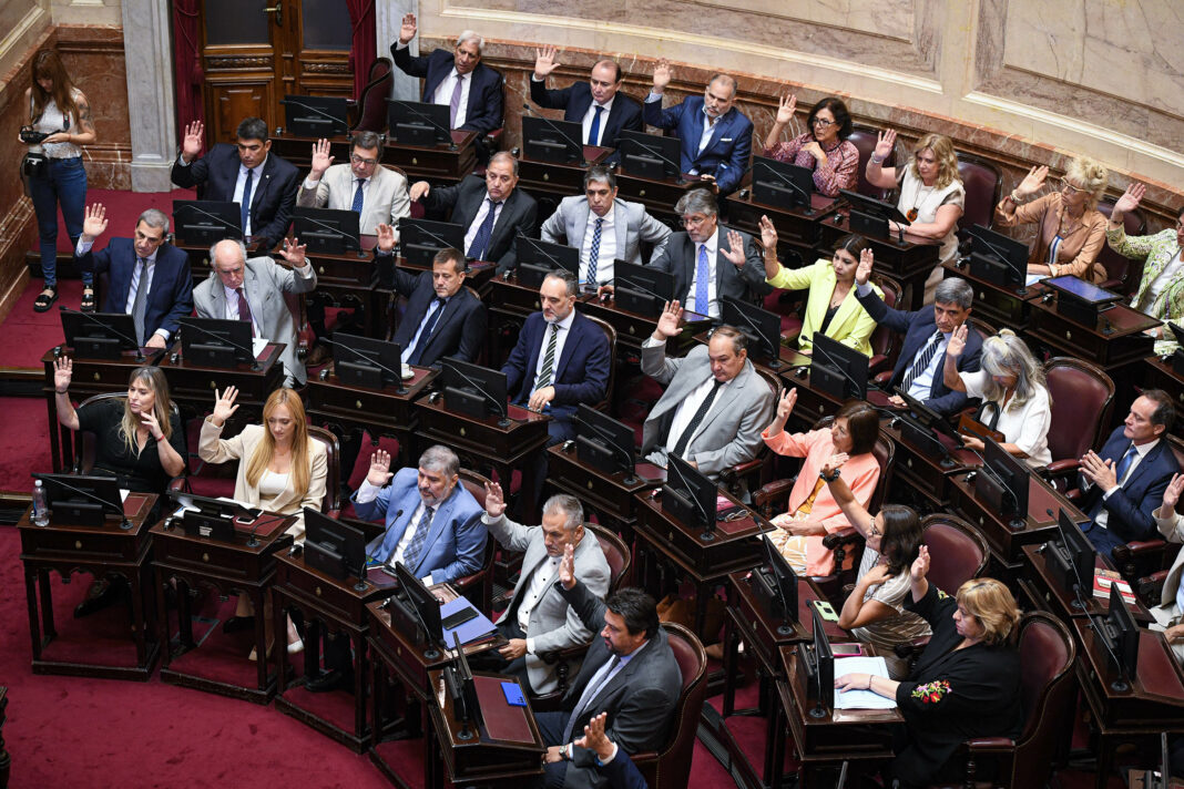 Los legisladores buscan reabrir las sesiones en el Senado después de cuatro meses de inactividad.