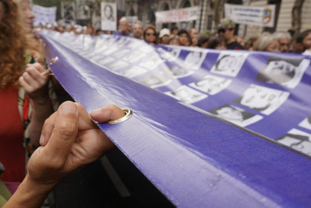 Las imágenes de los desaparecidos en la marcha por el Día de la Memoria. 