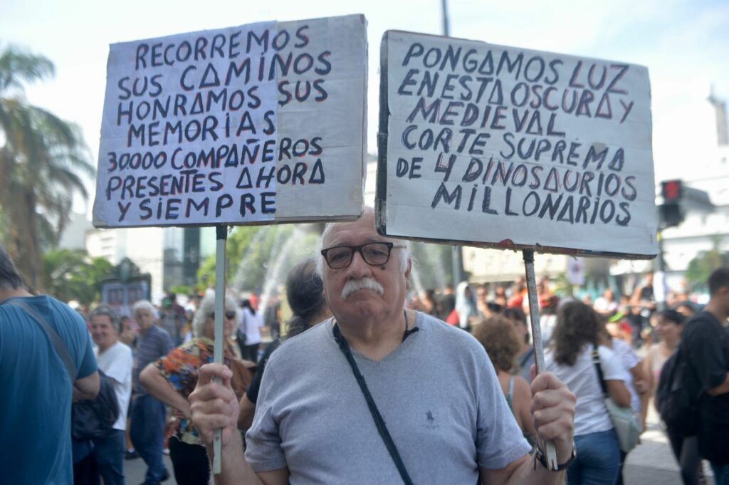 Consignas por los 30 mil desaparecidos en la marcha por el Día de la Memoria. 