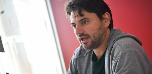 El dirigente social, Juan Grabois, denunció, este lunes, penalmente a la ministra de Capital Humano, Sandra Pettovello, por no entregar alimentos a los comedores populares.