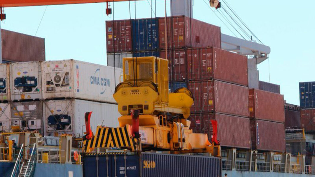 Pese a la fuerte caída de las exportaciones a causa de la sequía, la balanza comercial arrojó un superávit de USD 182 millones en febrero.