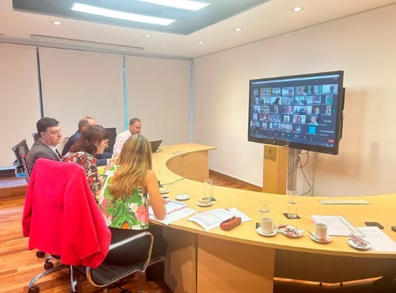 La reunión estuvo encabezada por la ministra de Trabajo, Raquel "Kelly" Olmos, donde se anunció el aumento del salario mínimo, vital y móvil.