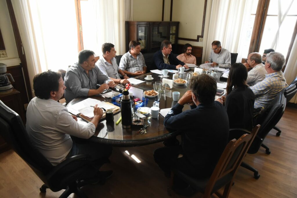 Frangul participó de la primera reunión del Observatorio del Agua, junto con concejales, autoridades del agua y cooperativas, entre otros.