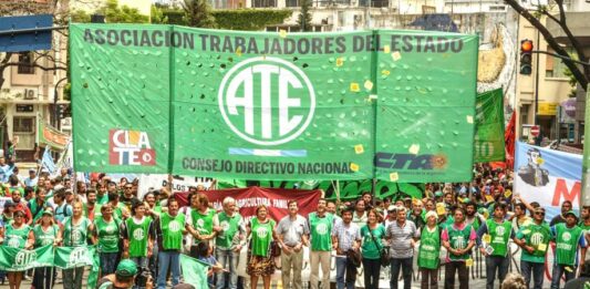 La Asociación de Trabajadores Estatales (ATE) le exigió al Gobierno nacional que acelere los pases a planta permanente.