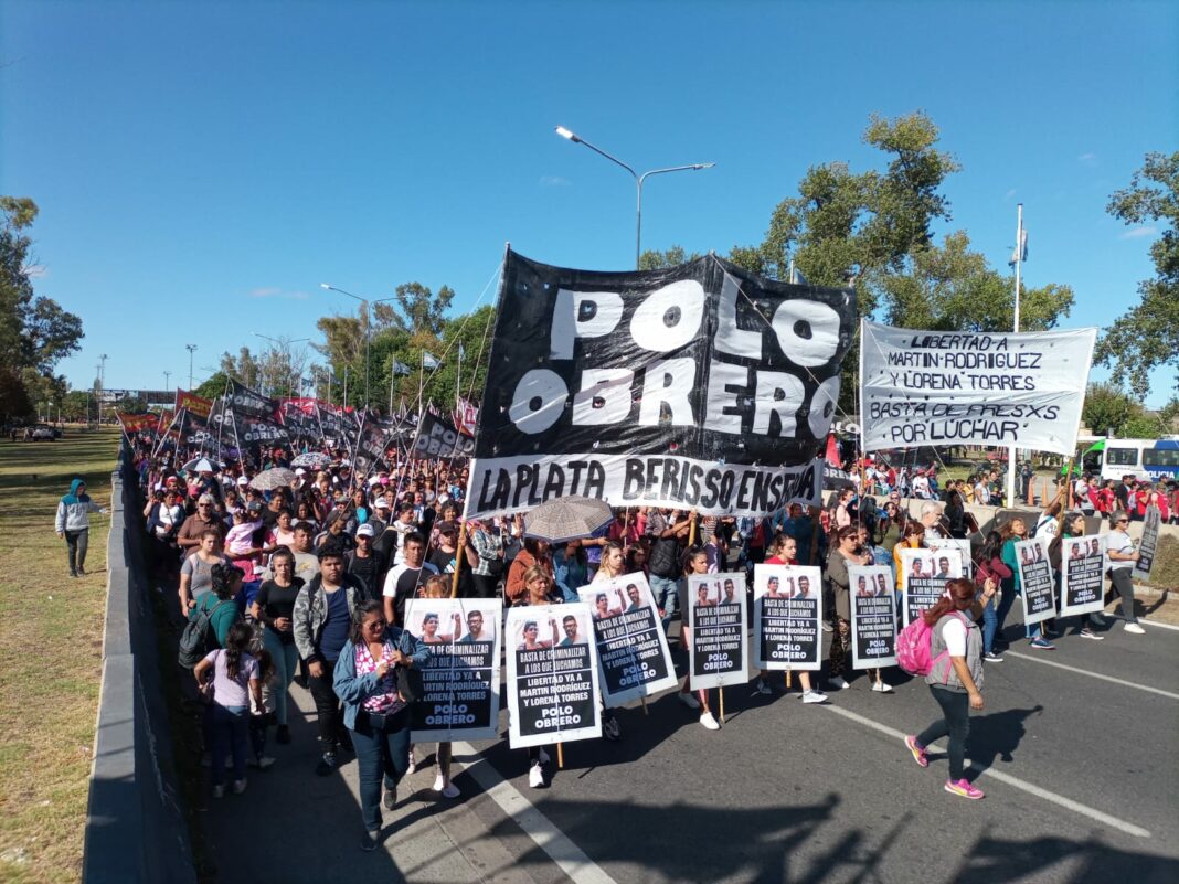 Los piqueteros mantienen los 80 cortes en diferentes puntos del país en reclamo de la libertad de los dos militantes detenidos en Mendoza.