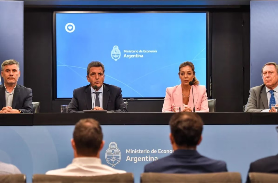Massa encabezó la intervención de Edesur por 180 días.