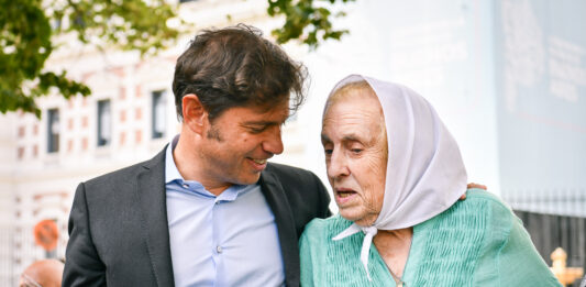 Axel Kicillof homenajeó a Madres y Abuelas de la Plaza de Mayo en La Plata.