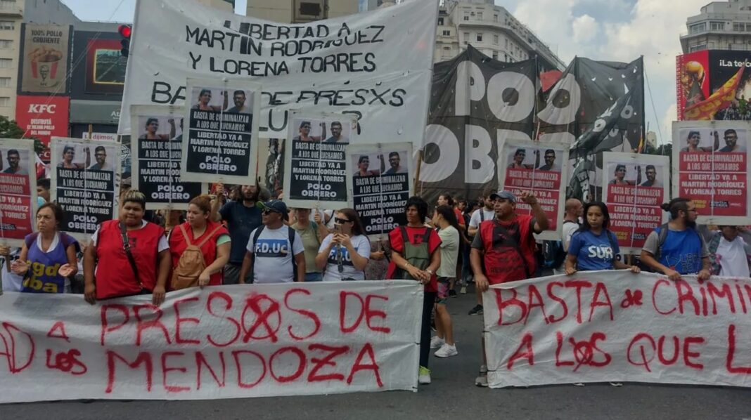 Los piqueteros amenazan con realizar una nueva protesta nacional con cortes de rutas para exigir la libertad de dos militantes detenidos.