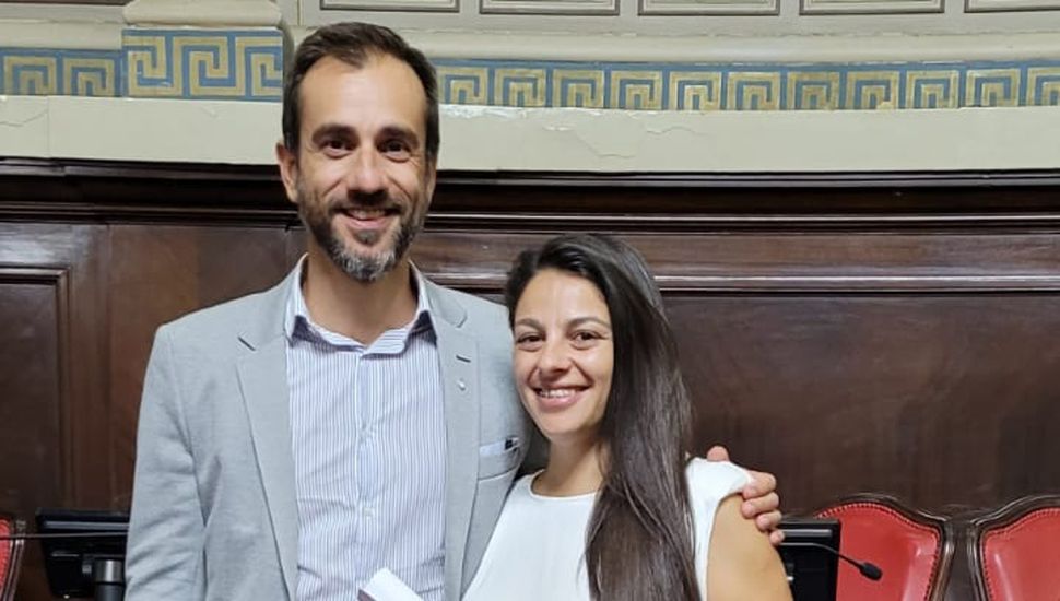 La senadora Yamila Alonso junto con el intendente de Junín, Pablo Petrecca.