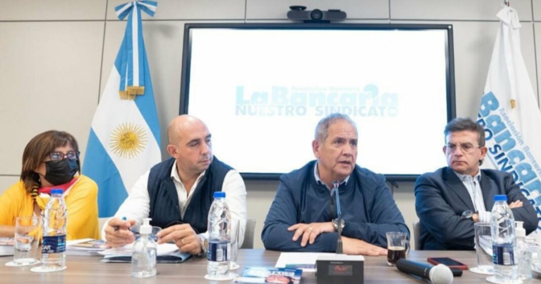 El gremio La Asociación Bancaria acordó un aumento salarial de enero a julio del 66%, y un bono especial por el día del bancario por casi $343 mil.