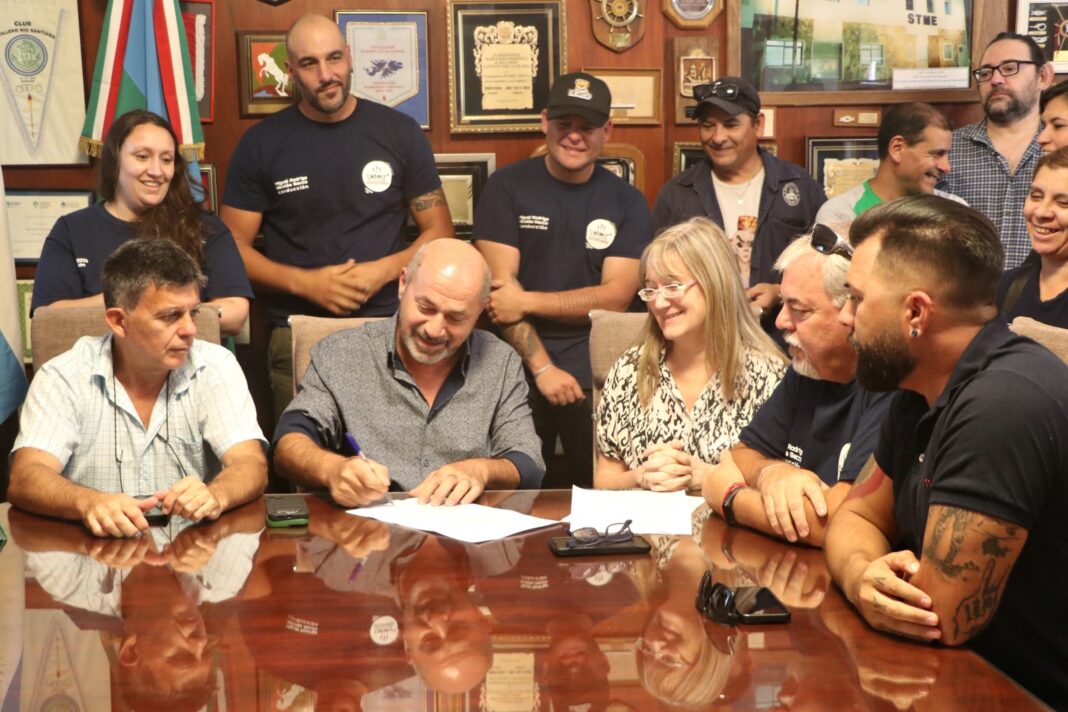 El intendente de Ensenada, Mario Secco, acordó con los trabajadores municipales un aumento del 50% y una suba en el haber por presentismo.