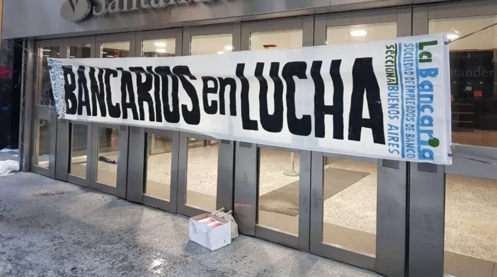 El Secretariado General Nacional del gremio de los bancarios advirtió que si no hay solución volverán las medidas de fuerza.