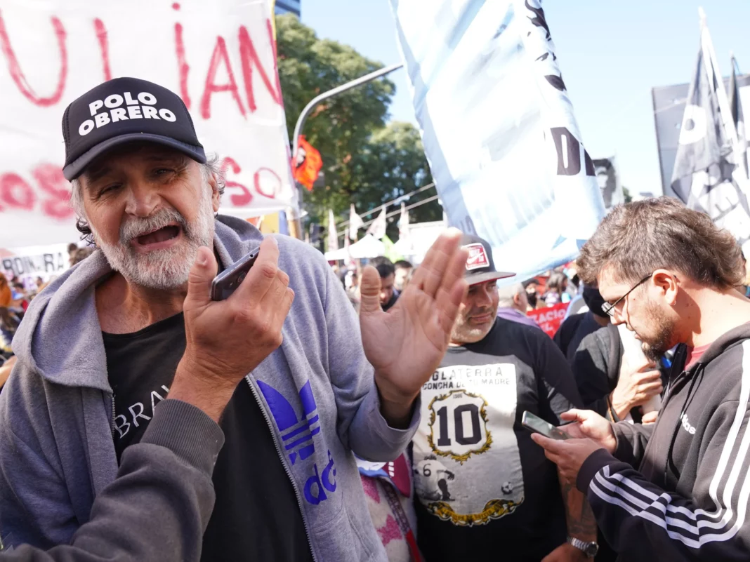 Los piqueteros levantaron el acampe en la 9 de Julio, pero se dirigen a la Casa de la provincia de Mendoza para reclamar por dos compañeros detenidos.