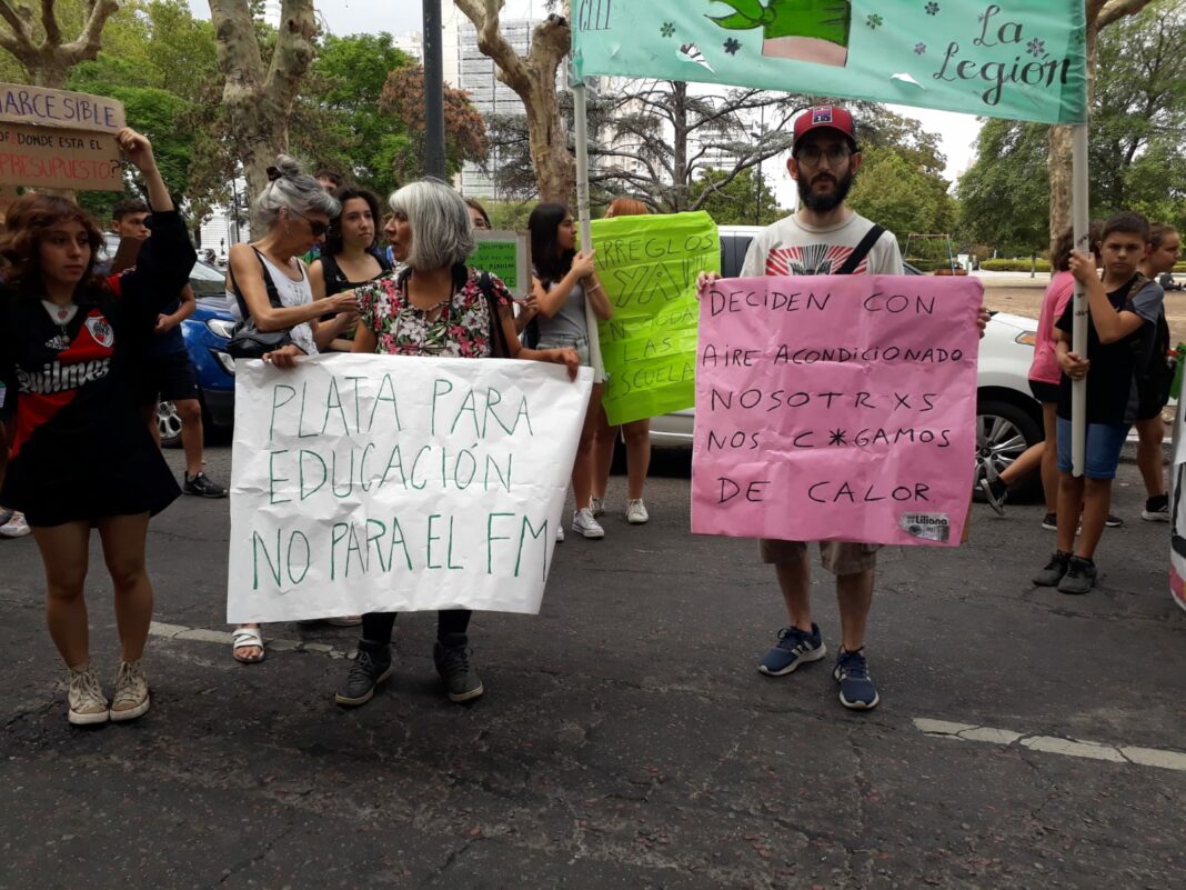 La comunidad educativa se manifestó en diferentes puntos de La Plata en exigencia por la instalación de ventiladores y aires acondicionados.