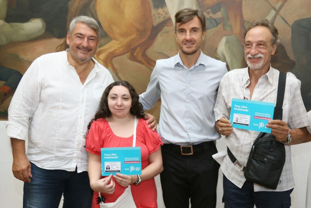 Junto al intendente de Morón, D'Onofrio hizo entrega de 810 Pases Libres Multimodales en el municipio.
