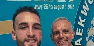 Fabián Cagliardi sigue dando de qué hablar en la localidad de Berisso. Esta vez, echó a un campeón mundial de Taekwondo de una escuela municipal.