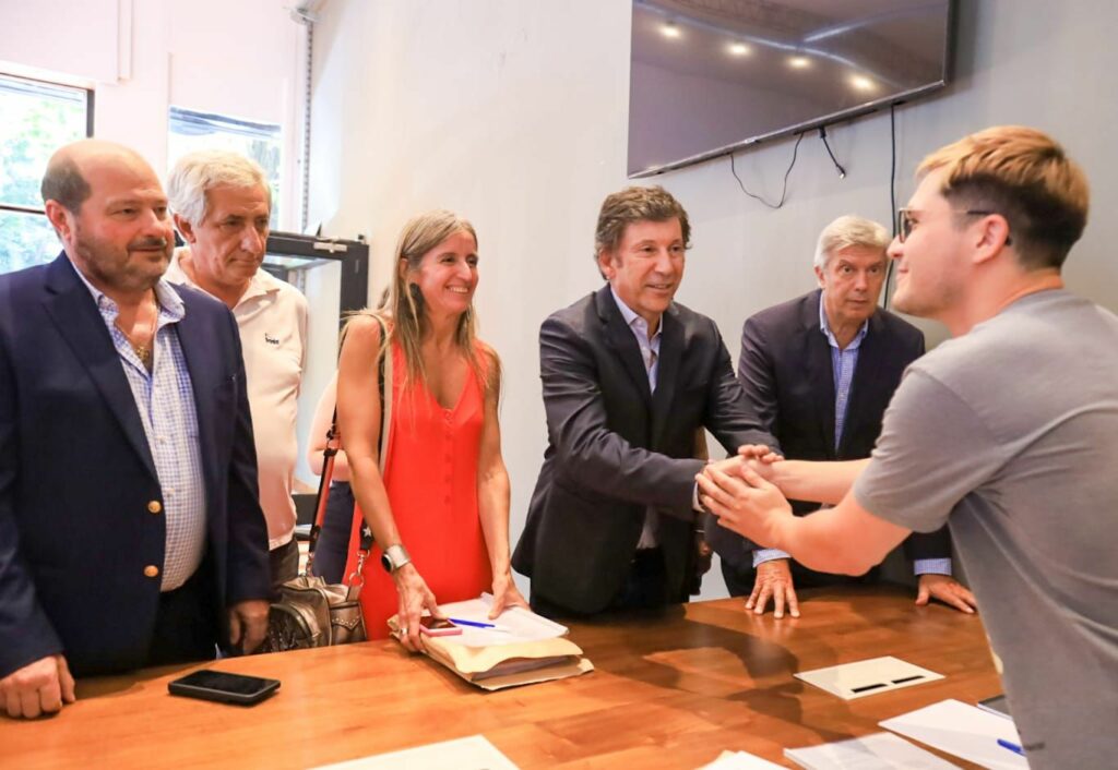 Posse sostuvo que la entrega de firmas “es una señal de amplitud" para que la UCR bonaerense tenga una boleta competitiva.