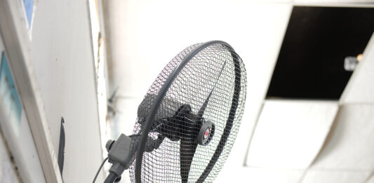 Luego de que más de 50 escuelas bonaerenses suspendieran las clases por la ola de calor, la Provincia salió a comprar 3.740 ventiladores.