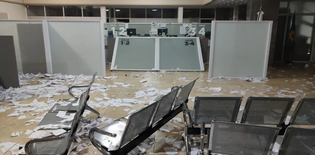 Vecinos de Bolívar destrozaron la sede central de la Cooperativa Eléctrica luego de un corte de luz que duró casi doce horas.