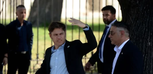 Kicillof brindó un discurso de apertura de sesiones que, en las formas, contrastó con el contenido del mensaje. Faltazo de legisladores, tono cansino y errores en la lectura.