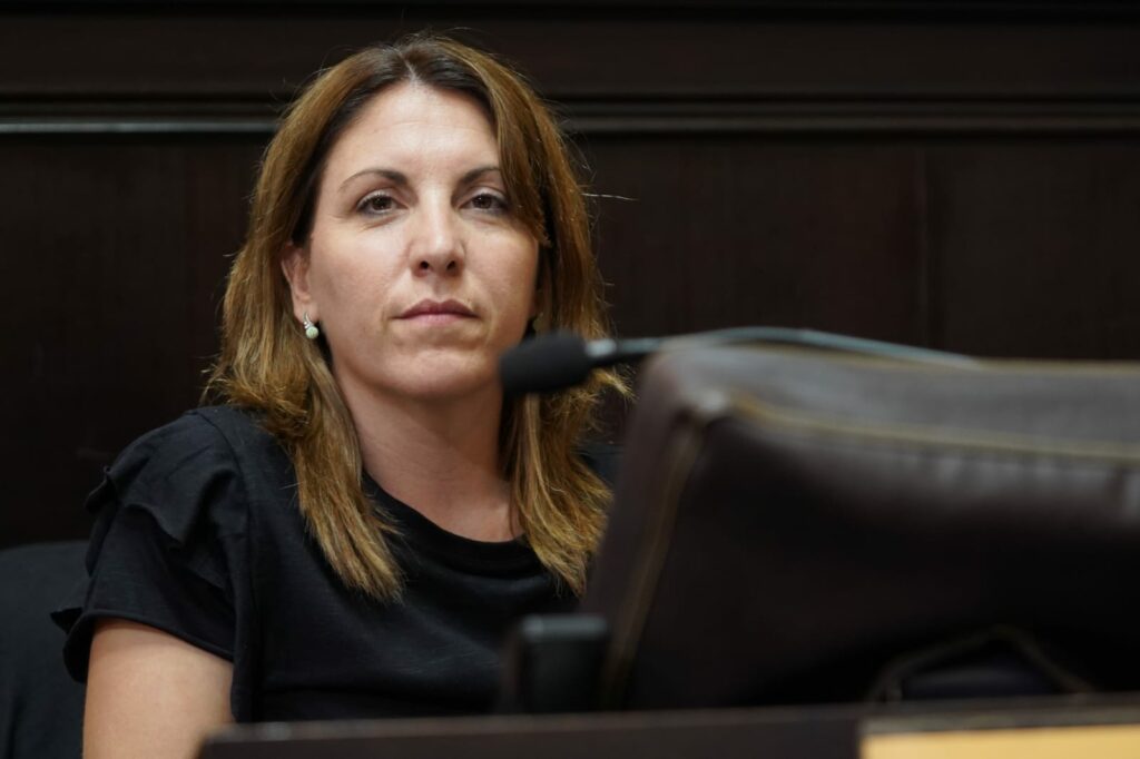 La diputada libertaria Moragues Santos le reprochó a Kicillof la falta de obras en escuelas y hospitales.