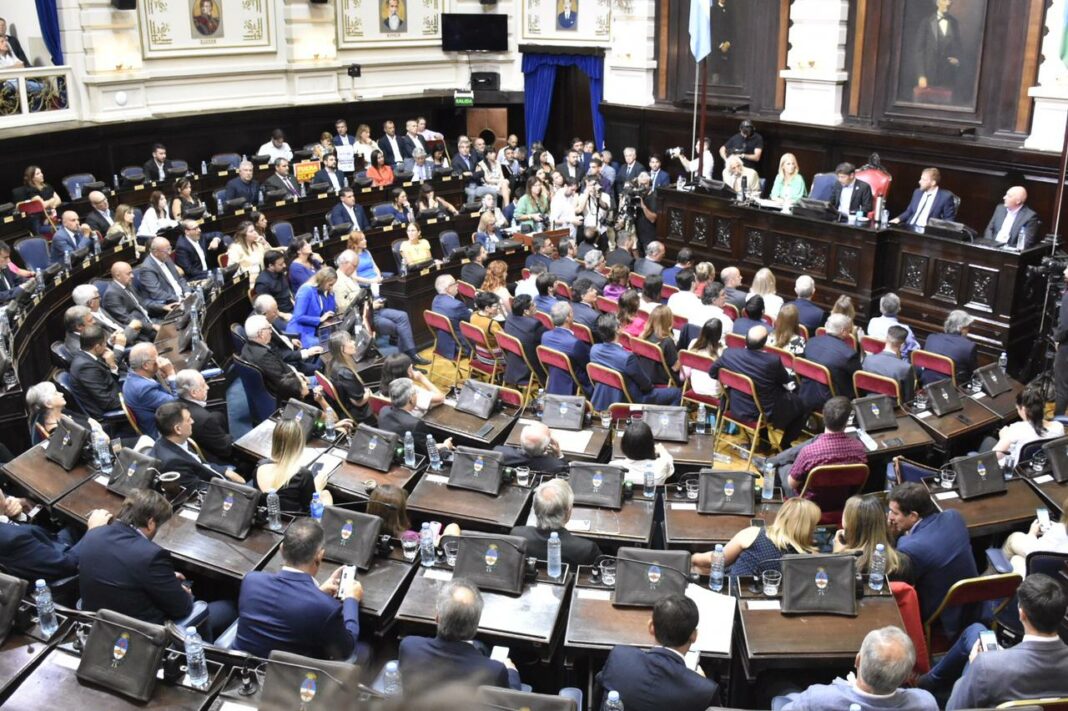Los titulares de las bancadas de Juntos, Maximiliano Abad y Alejandro Rabinovich, criticaron el discurso de Kicillof en la Legislatura bonaerense. “Fue un acto de campaña, de principio a fin”, dijeron.