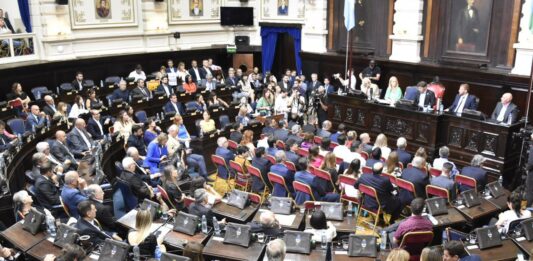 Los titulares de las bancadas de Juntos, Maximiliano Abad y Alejandro Rabinovich, criticaron el discurso de Kicillof en la Legislatura bonaerense. “Fue un acto de campaña, de principio a fin”, dijeron.