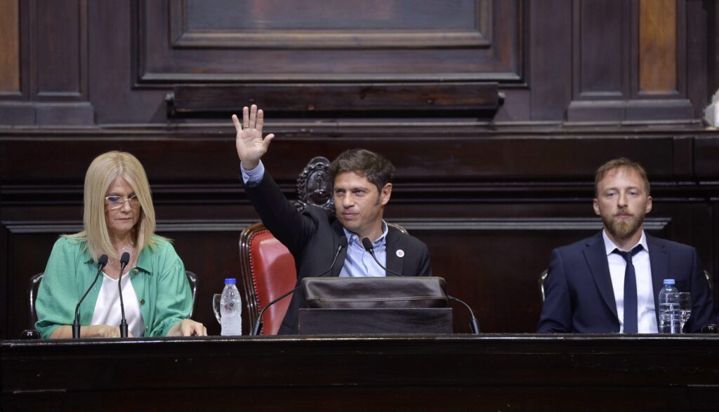 El mandatario bonaerense comenzó su discurso agradeciendo a los senadores y diputados de la Legislatura bonaerense.
