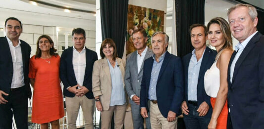 Patricia Bullrich compartió una foto en la que posa junto a referentes radicales en Mendoza, con lo que agitó la interna de Juntos por el Cambio.