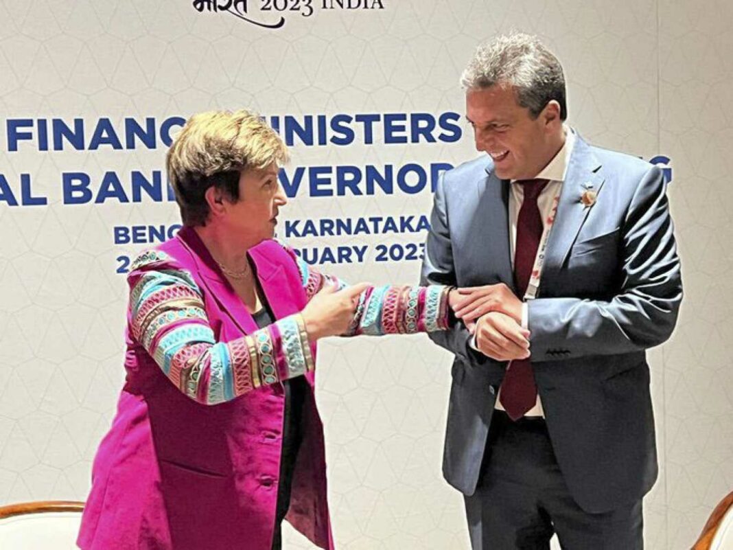 El Gobierno nacional acordó con el FMI una reducción de casi USD 2.000 millones en la meta de acumulación de reservas para 2023.