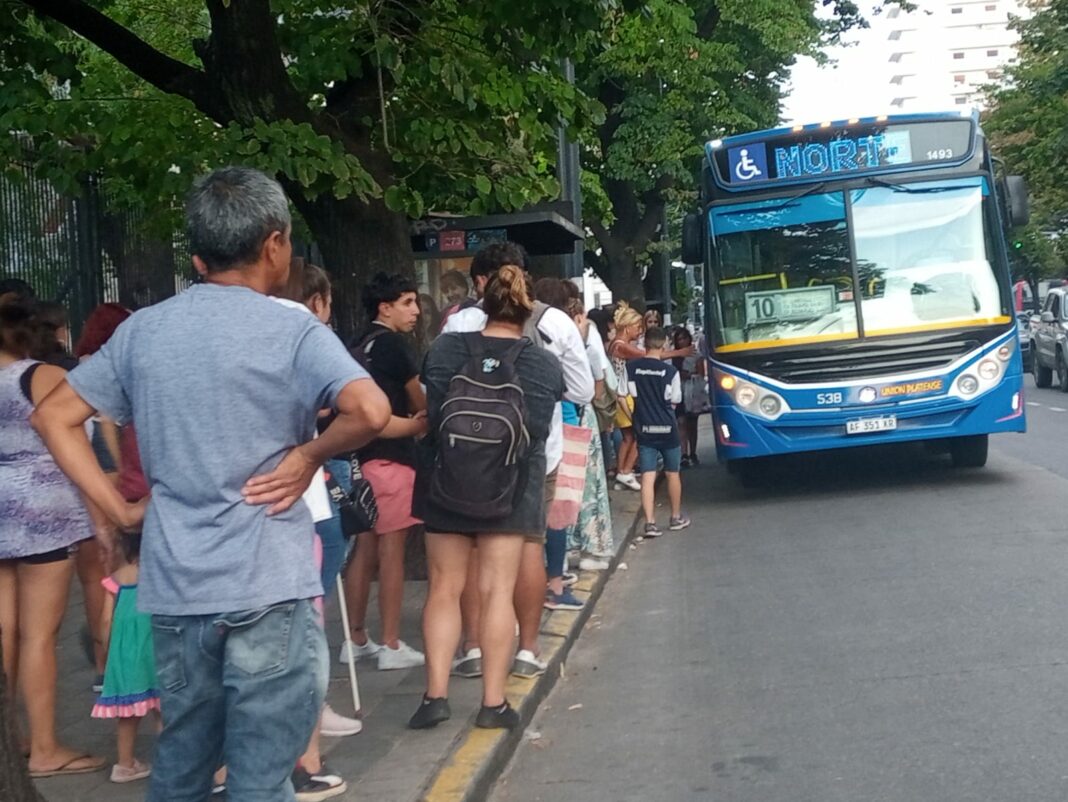 Hay bronca en los vecinos de La Plata porque las empresas Unión Platense, Nueve de Julio y Línea Siete aún no regularizaron el servicio.