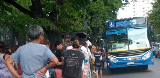 Hay bronca en los vecinos de La Plata porque las empresas Unión Platense, Nueve de Julio y Línea Siete aún no regularizaron el servicio.