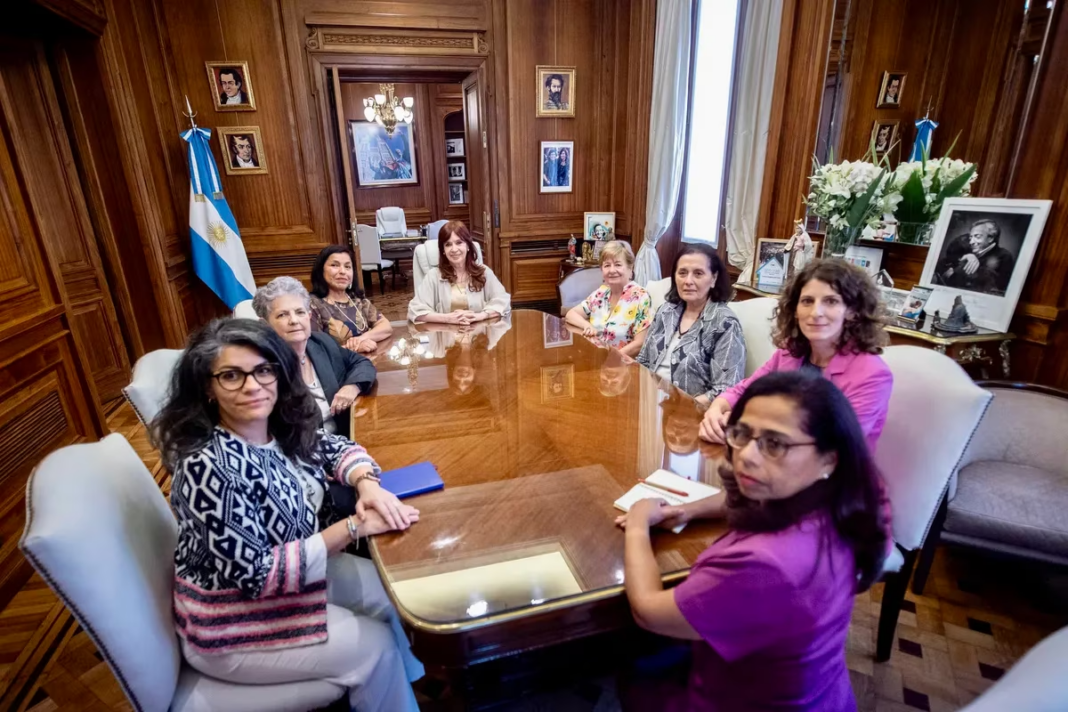 La vicepresidenta Cristina Kirchner se reunió con el comité de expertas de la OEA que se dedica a monitorear la violencia machista en América Latina.