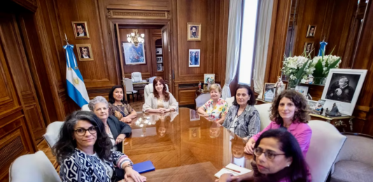 La vicepresidenta Cristina Kirchner se reunió con el comité de expertas de la OEA que se dedica a monitorear la violencia machista en América Latina.