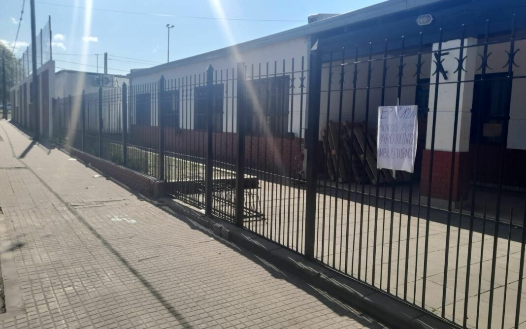 La comunidad educativa platense realizará un abrazo simbólico en la escuela Secundaria Nº55 por demoras en la ejecución de obras.