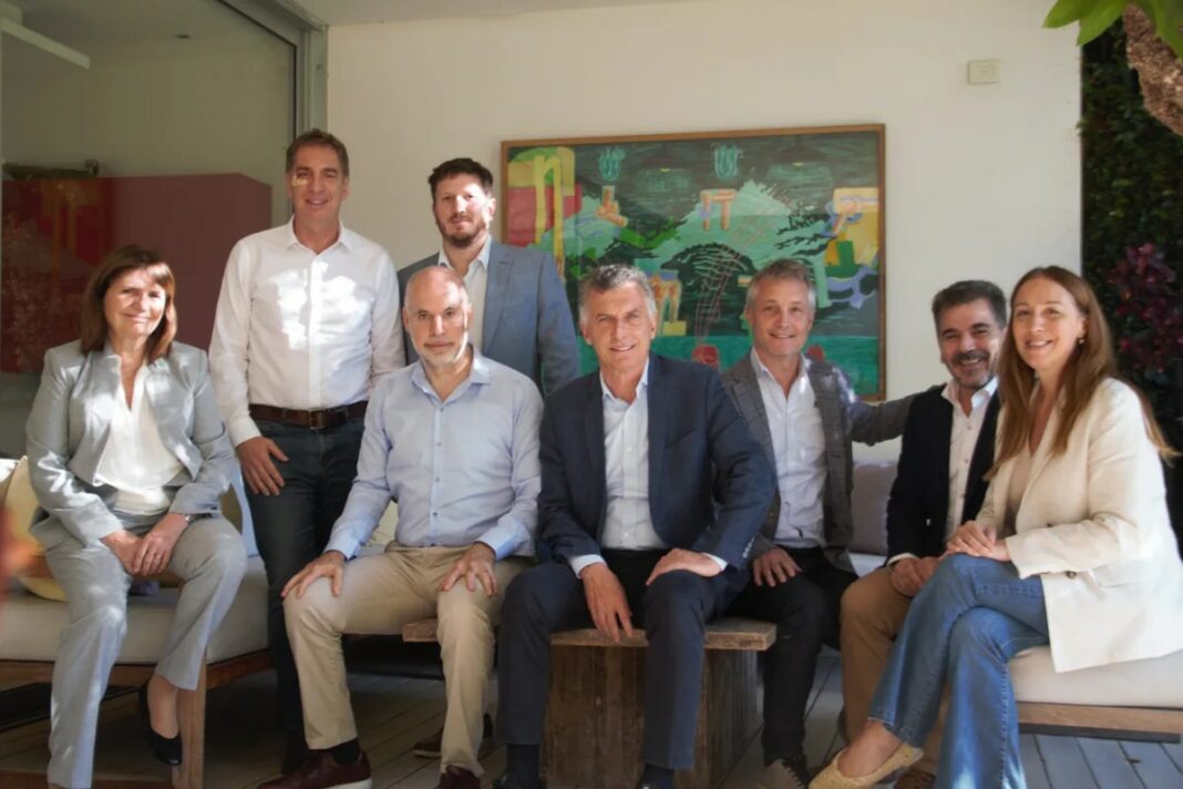 La mesa nacional de Juntos por el Cambio recibe a sus equipos económicos, en medio de la crisis cambiaria.