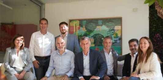 La mesa nacional de Juntos por el Cambio recibe a sus equipos económicos, en medio de la crisis cambiaria.