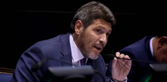 El diputado bonaerense de Avanza Libertad, Guillermo Castello, cuestionó duramente el proyecto para "blindar" Aerolíneas Argentinas, y pidió privatizarla.