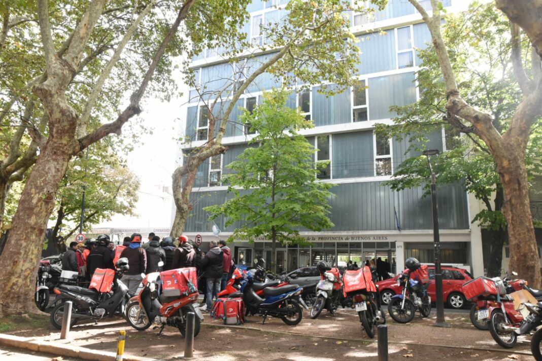 En las últimas horas se filtraron una serie de mensajes mediante los cuales operadores de la empresa Rappi le ofrecieron $10 mil a cada repartidor que marchara a la Legislatura bonaerense. ¿Empresas modernas, con viejas prácticas?