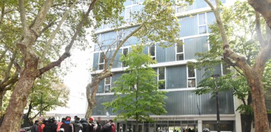 En las últimas horas se filtraron una serie de mensajes mediante los cuales operadores de la empresa Rappi le ofrecieron $10 mil a cada repartidor que marchara a la Legislatura bonaerense. ¿Empresas modernas, con viejas prácticas?