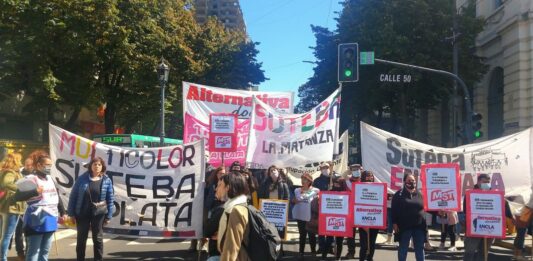 Docentes bonaerenses agrupados en la Lista Multicolor del SUTEBA arrancaron a un paro de 48 horas.