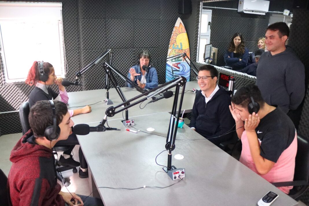La Costa: Cardozo inauguró el taller de Radio municipal con escuelas especiales