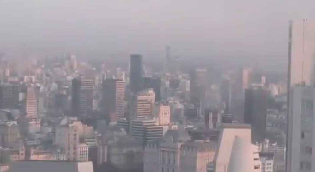 Esta mañana, el Conurbano bonaerense despertó cubierto de humo. Conocé de donde viene y cuánto tiempo más afectará a los distritos de la Provincia.