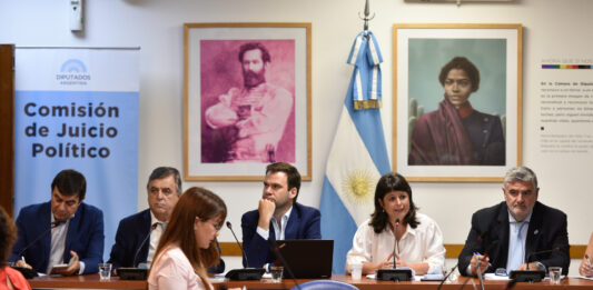 Los diputados de Unión por la Patria de la comisión de Juicio Político someten a votación si presentarán cargos contra la Corte Suprema por mal desempeño.