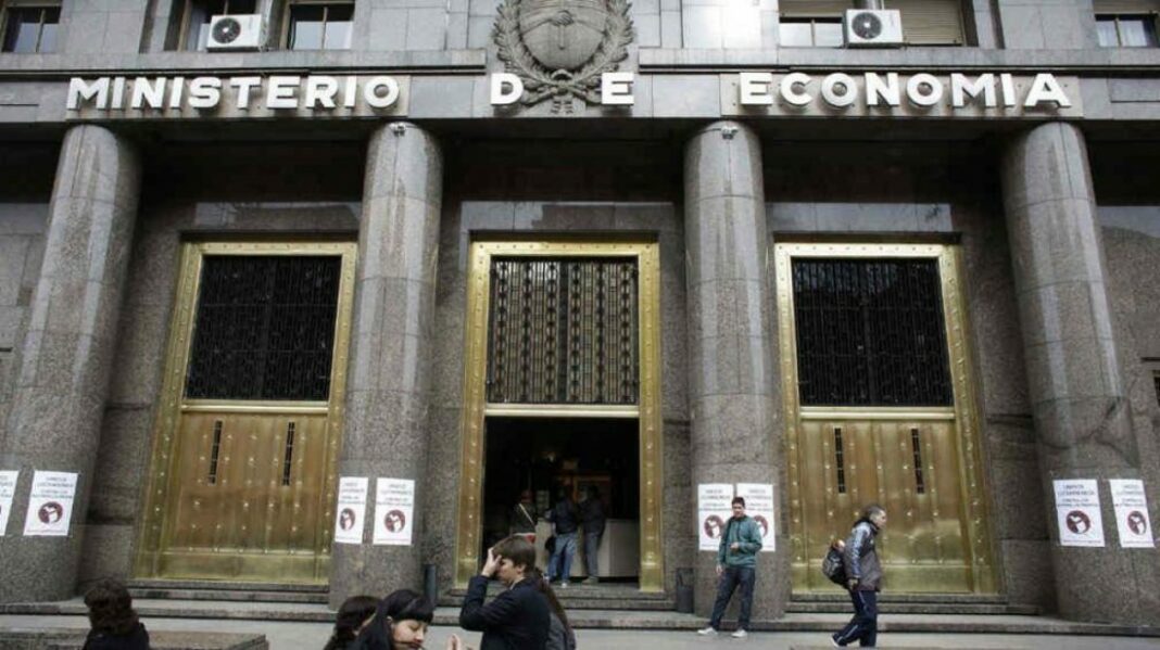 Desde la cartera económica nacional se preparan para denunciar a la sociedad de bolsa por un mensaje emitido a sus clientes.