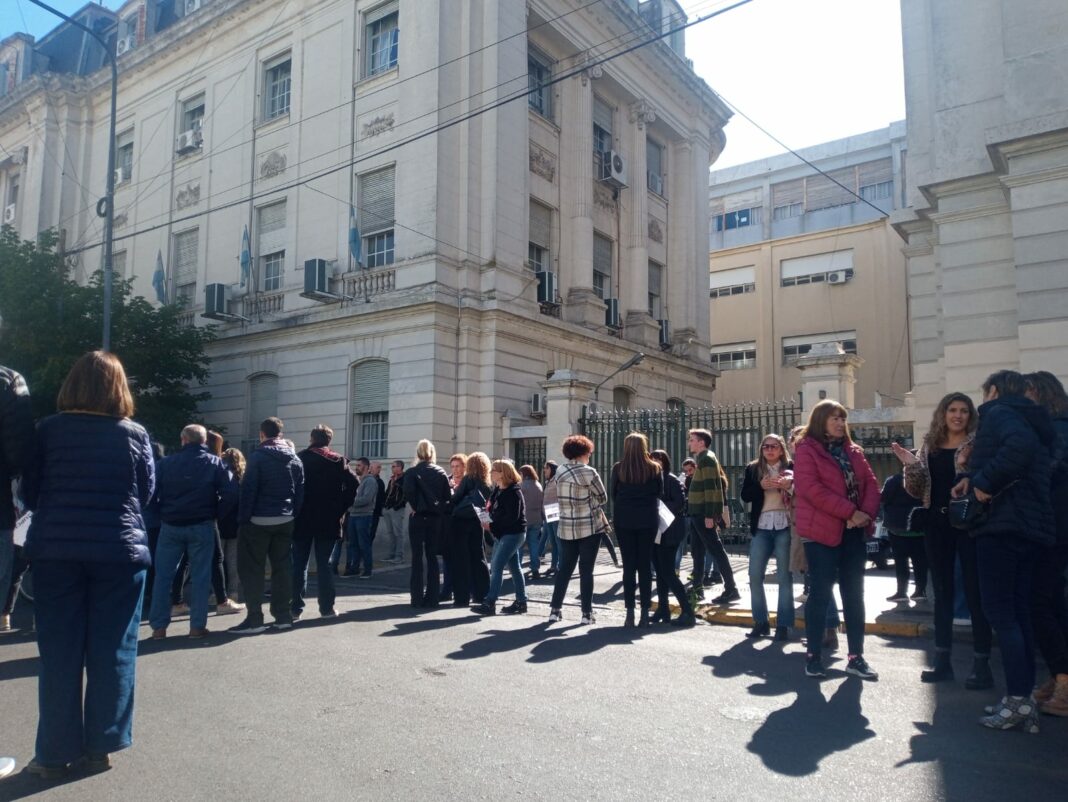 Los estatales bonaerenses del Instituto Provincial de Lotería y Casino le piden respuestas a Pablo López por un viejo reclamo salarial.