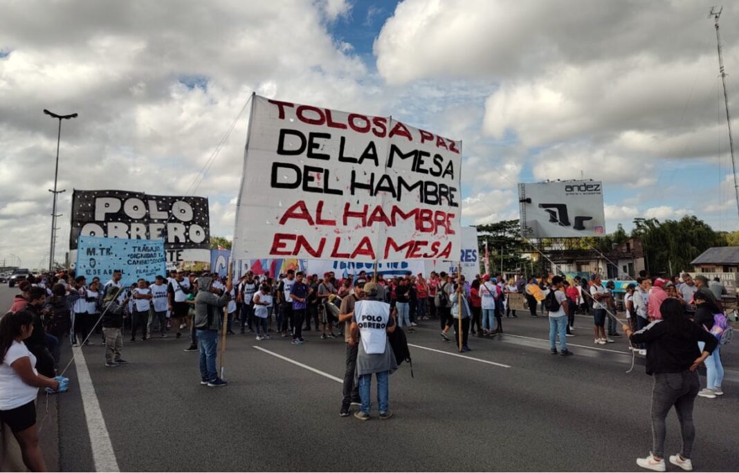 Después del acampe frente a la Casa Rosada, los piqueteros marchan a Desarrollo Social con una serie de reclamos contra el hambre.